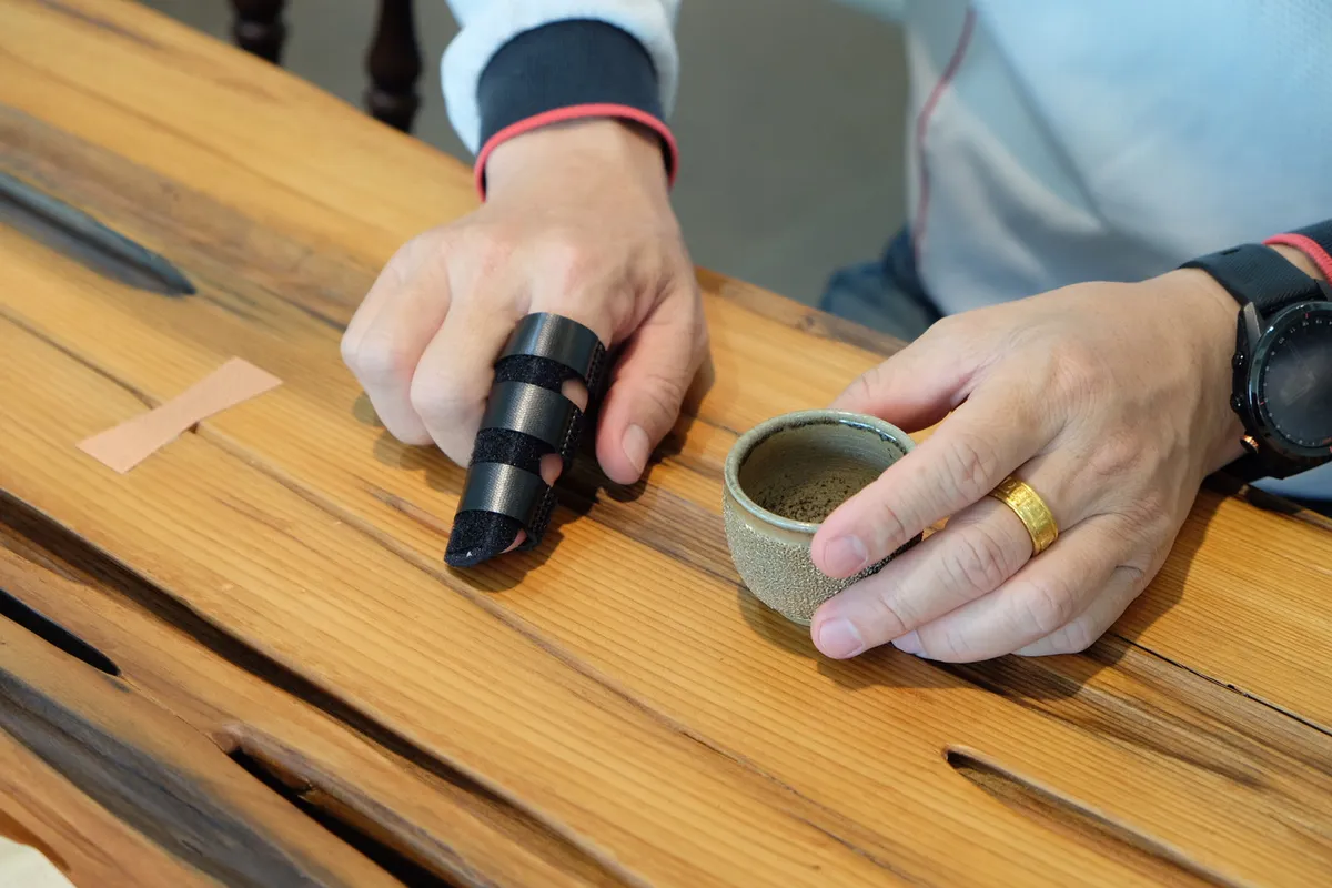 Espandi thumb splint worn while using a phone, light and breathable, doesn't get in the way