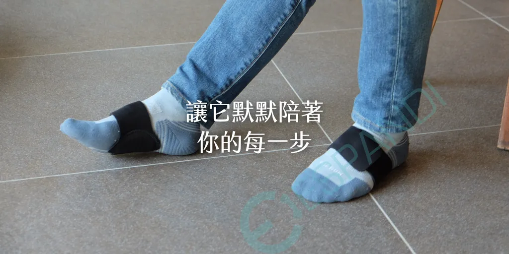 穿戴Espandi足弓墊行走示意圖-黑色足弓支撐帶-每一步舒適支撐-Espandi Sport