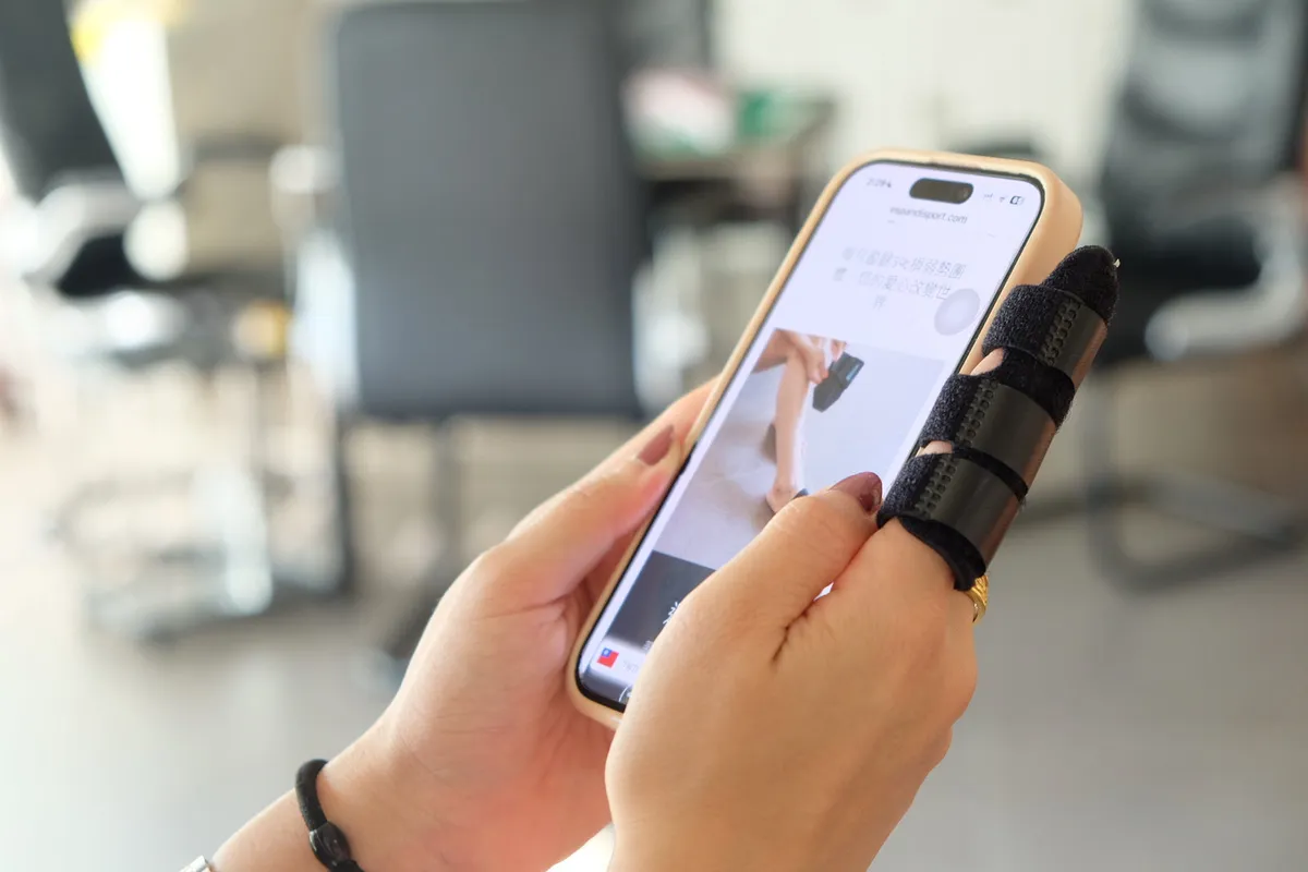 Finger splint with aluminium stay, finger stabilising brace