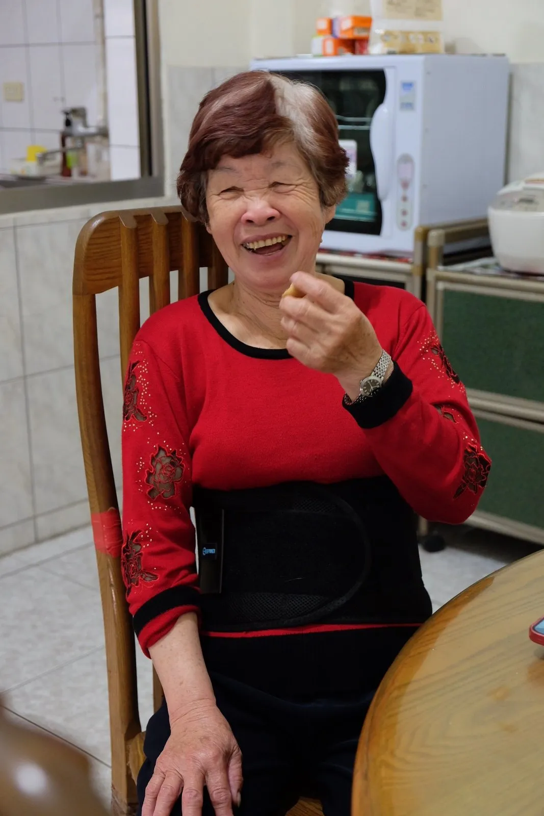 阿嬤在家裡開懷大笑