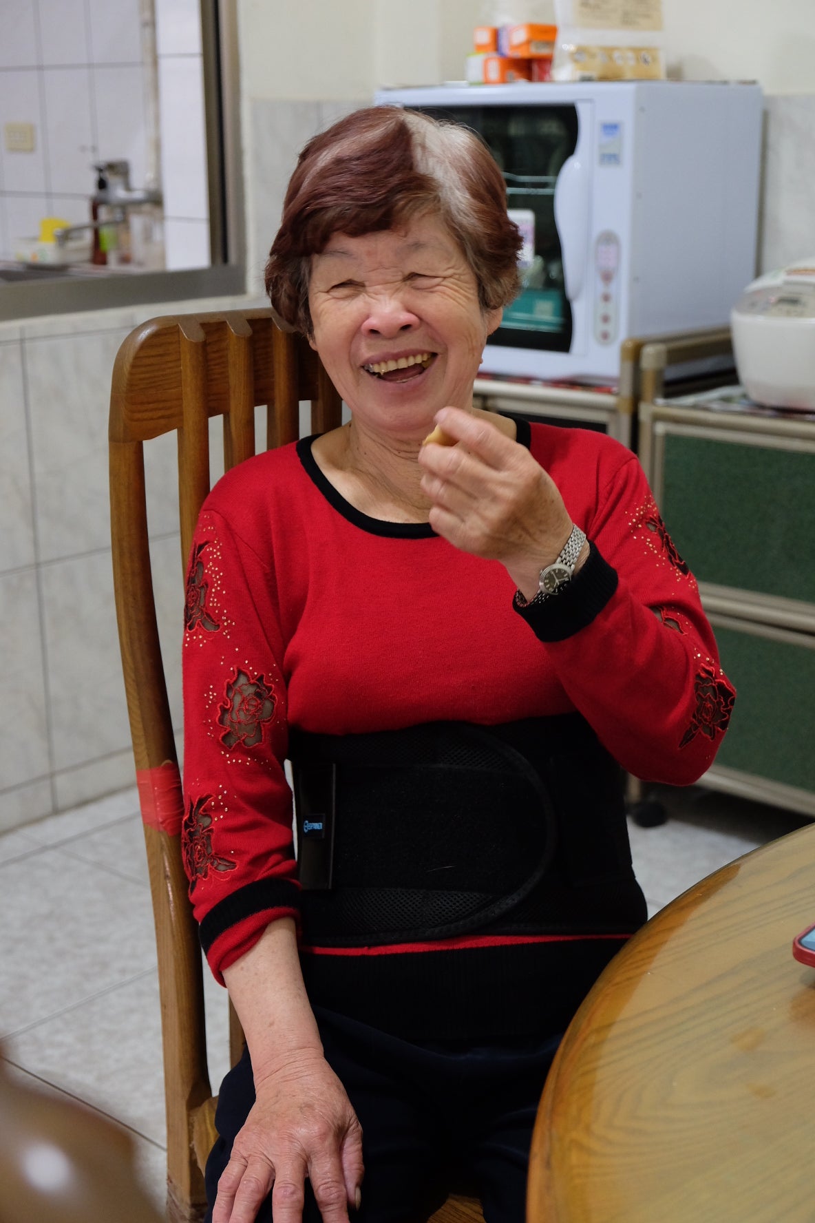 銀髮族穿戴護腰帶居家使用圖｜久站腰痛護腰推薦